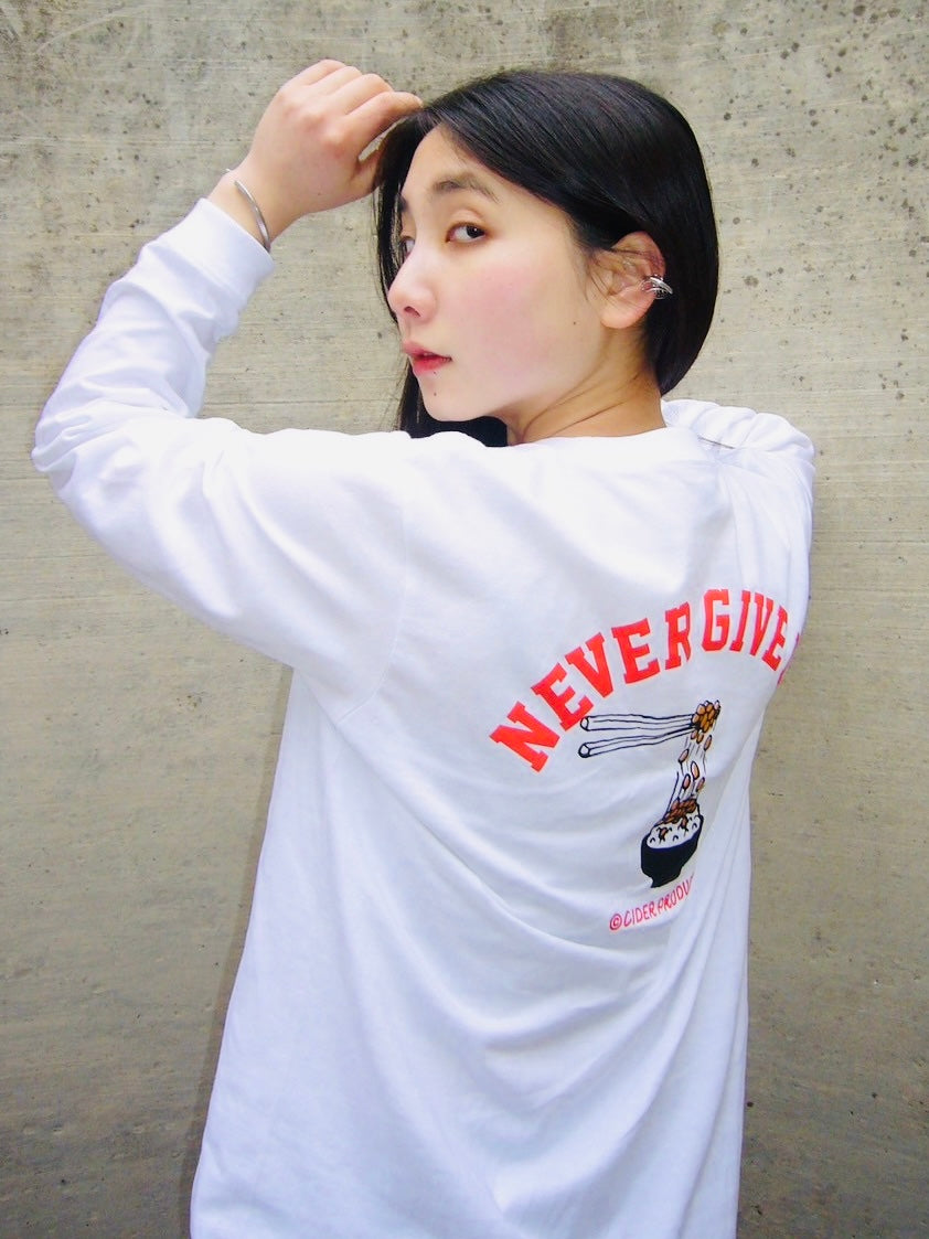 【予約限定再販売中】Never give up long tee / white
